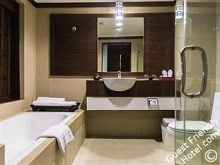 Suriwongse Hotel Bathroom